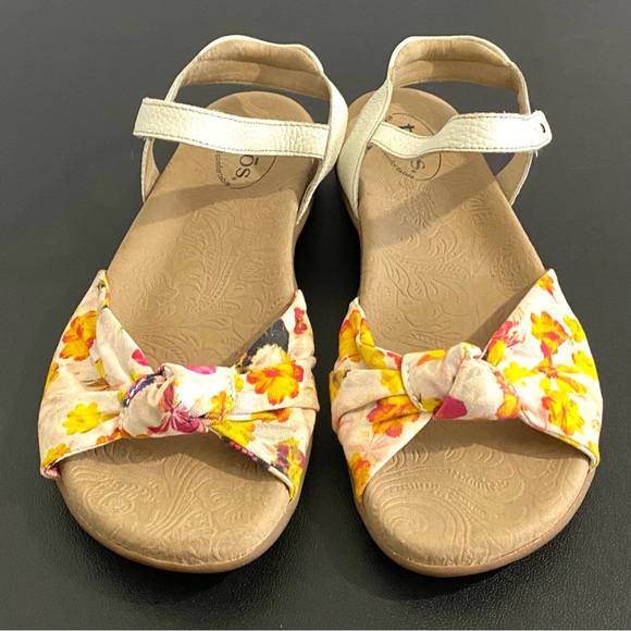 Taos White Floral Sandals Size 8 Like New - Picture 6 of 12